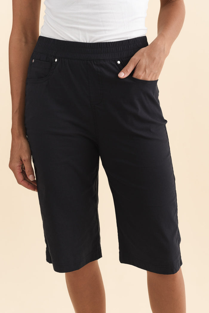 Air-Lite Navy Stretch Pocket Shorts,Brunette model,alt text|model:Brontie
