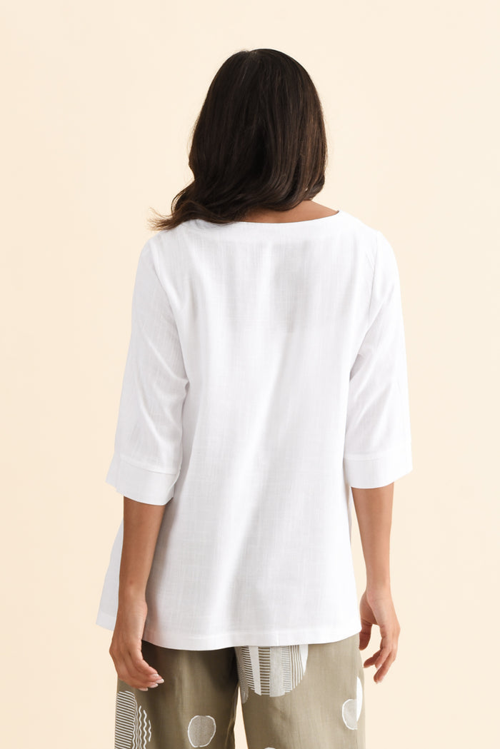Anya White Linen Cotton Top,Brunette model,alt text|model:Brontie