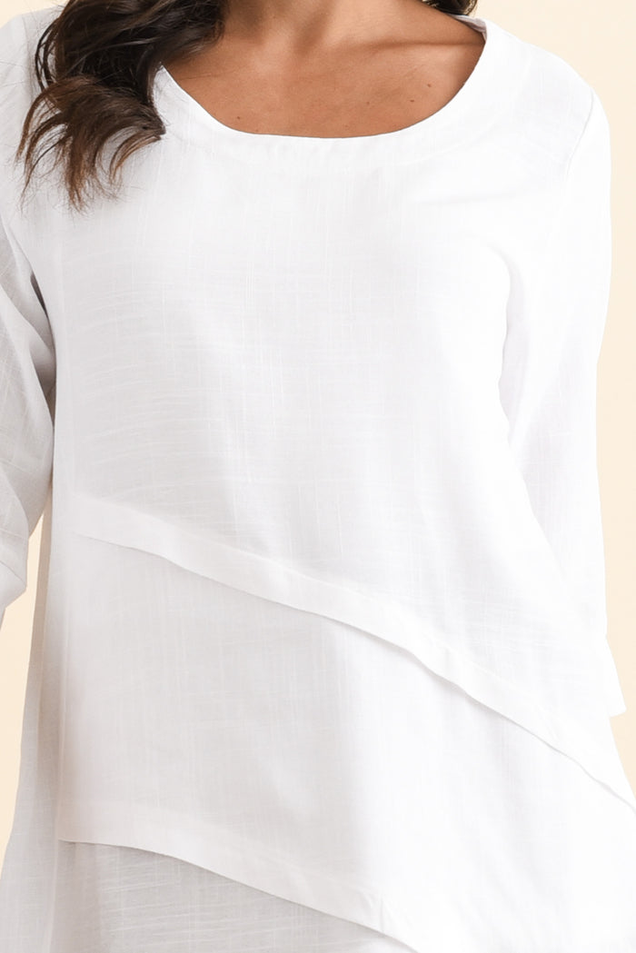 Anya White Linen Cotton Top,Brunette model,alt text|model:Brontie