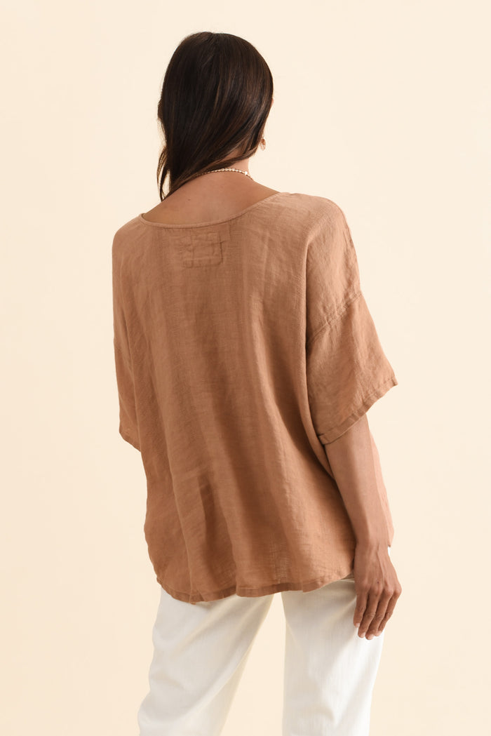 Barbara Mocha Linen Top,Brunette model,alt text|model:Cara