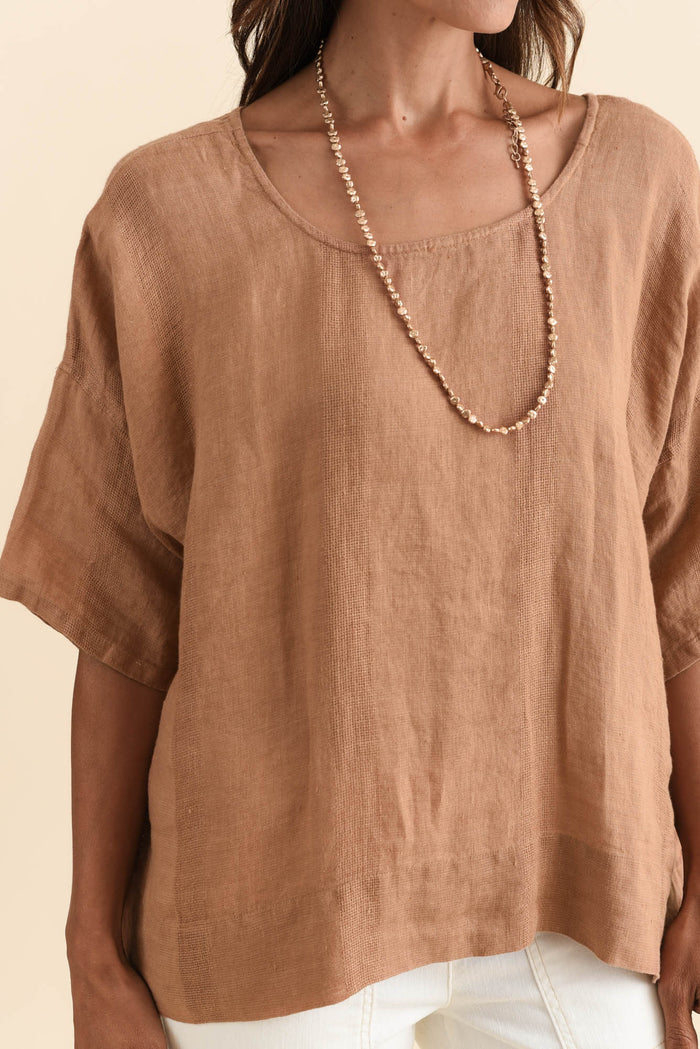Barbara Mocha Linen Top,Brunette model,alt text|model:Cara