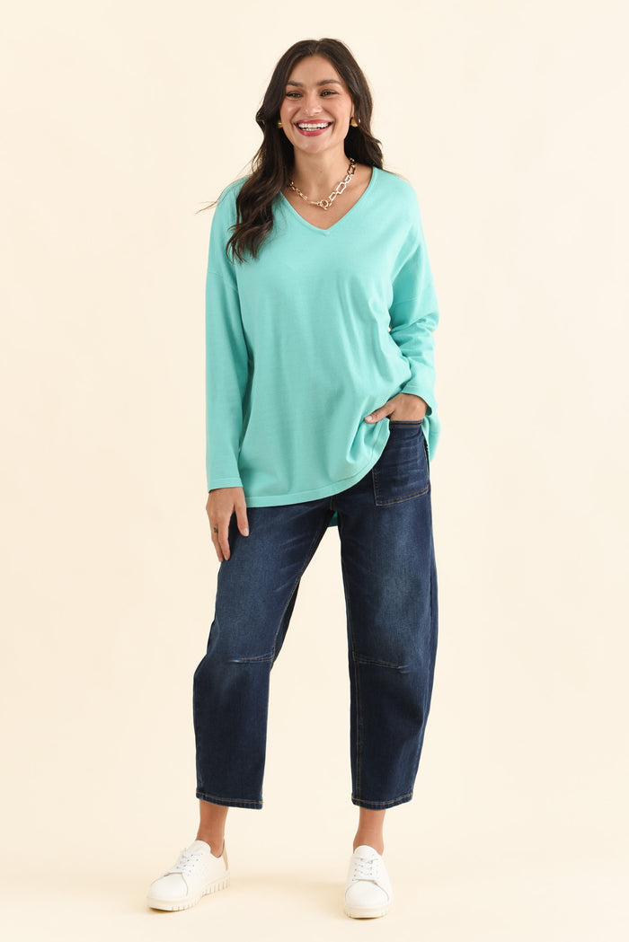 BB Barrel Dark Blue Jeans,Full Body,Brunette model,alt text|model:Brontie