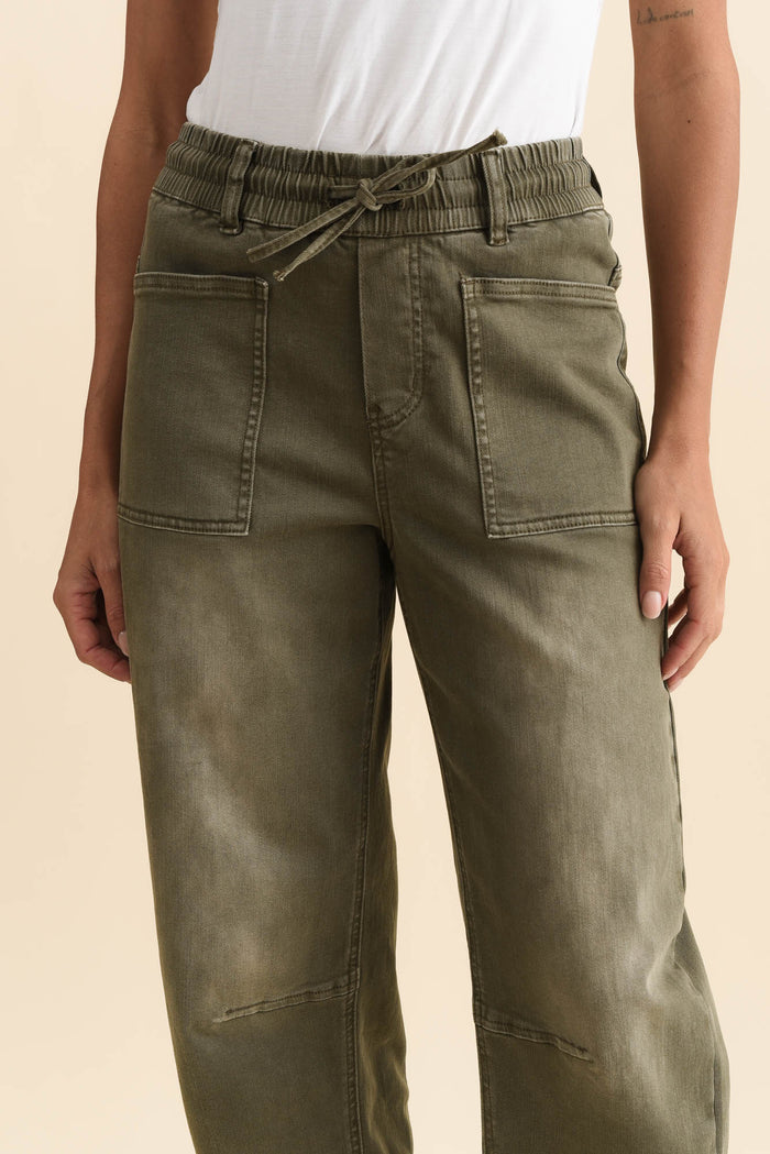 BB Barrel Khaki Jeans,Brunette model,alt text|model:Brontie