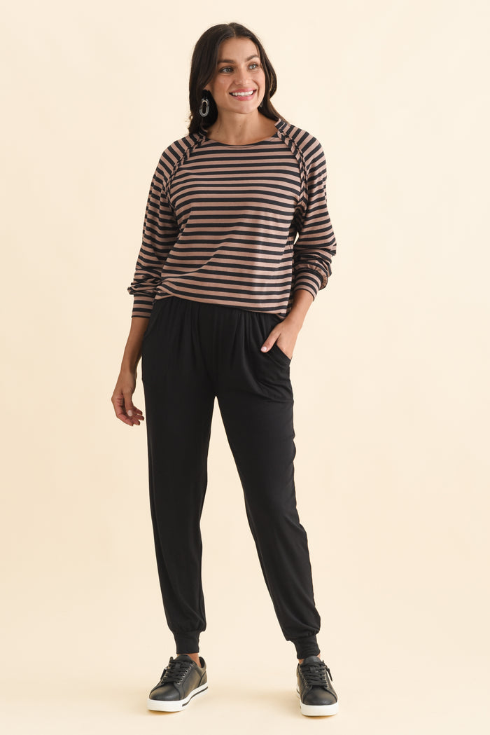 Black Weekend Pants,Brunette model,alt text|model:Brontie
