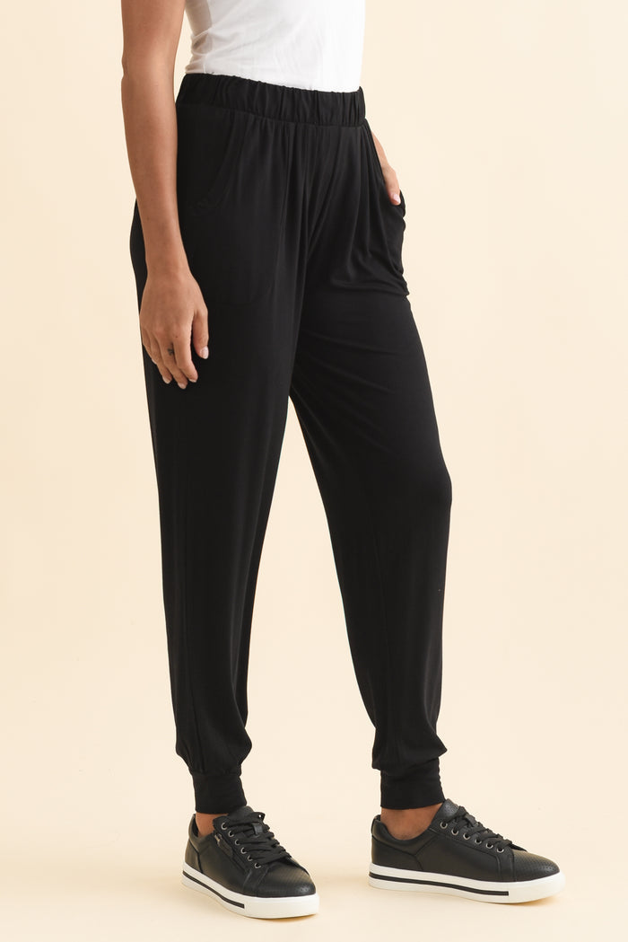 Black Weekend Pants,Brunette model,alt text|model:Brontie