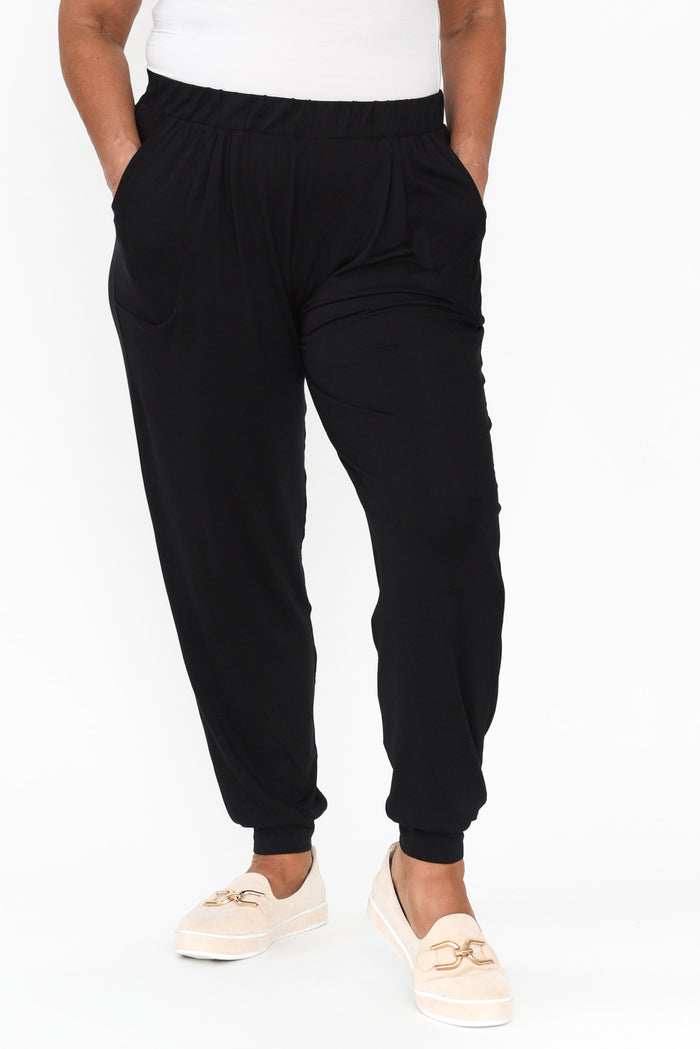 Black Weekend Pants,Brunette model,alt text|model:Pilita