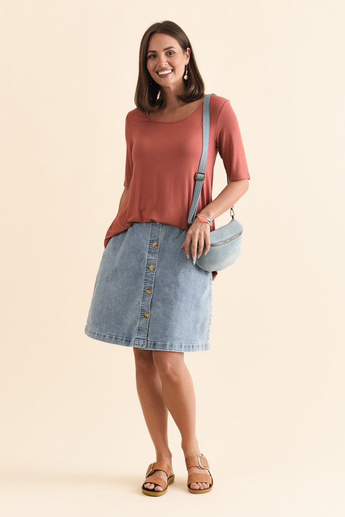 Carter Rust Bamboo Tunic Top,Brunette model,alt text|model:MJ