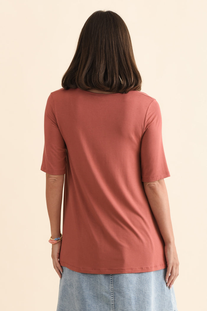 Carter Rust Bamboo Tunic Top,Brunette model,alt text|model:MJ