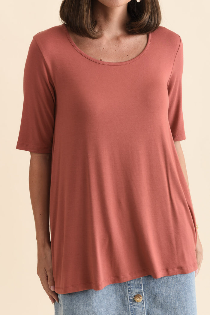 Carter Rust Bamboo Tunic Top,Brunette model,alt text|model:MJ