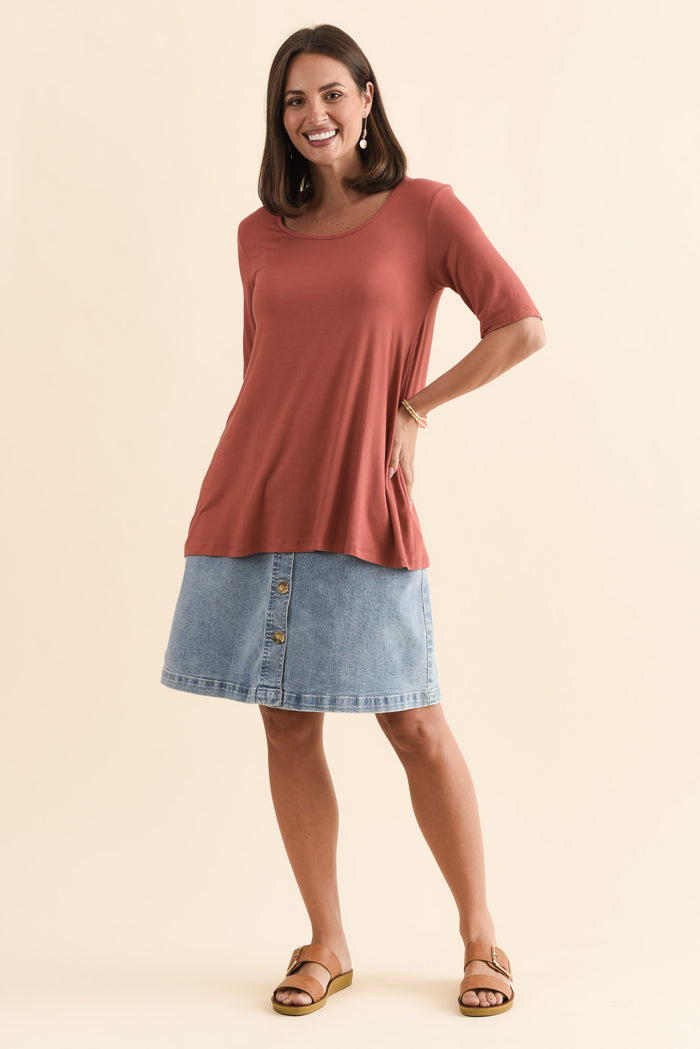 Carter Rust Bamboo Tunic Top,Brunette model,alt text|model:MJ