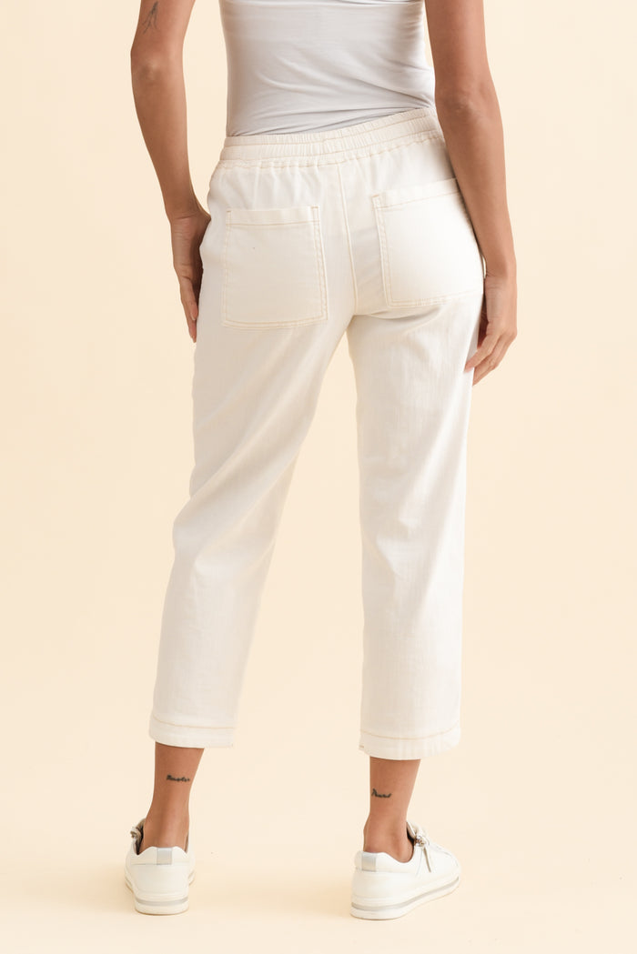 Eliana White Cotton Stretch Jeans,Brunette model,alt text|model:Brontie