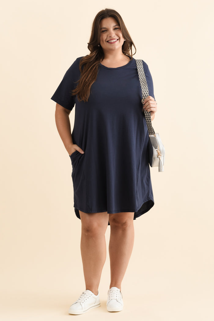 Florida Navy Cotton Tee Dress,Brunette model,plus-size,curve-dresses,plus-size-midi-dresses,plus-size-cotton-dresses,plus-size-summer-dresses,alt text|model:Gabby