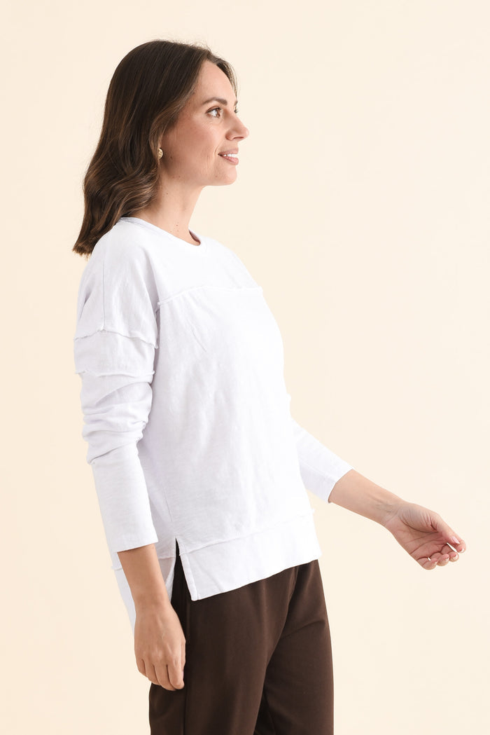 Jayne White Cotton Throw On Top,Side,Brunette model,alt text|model:MJ