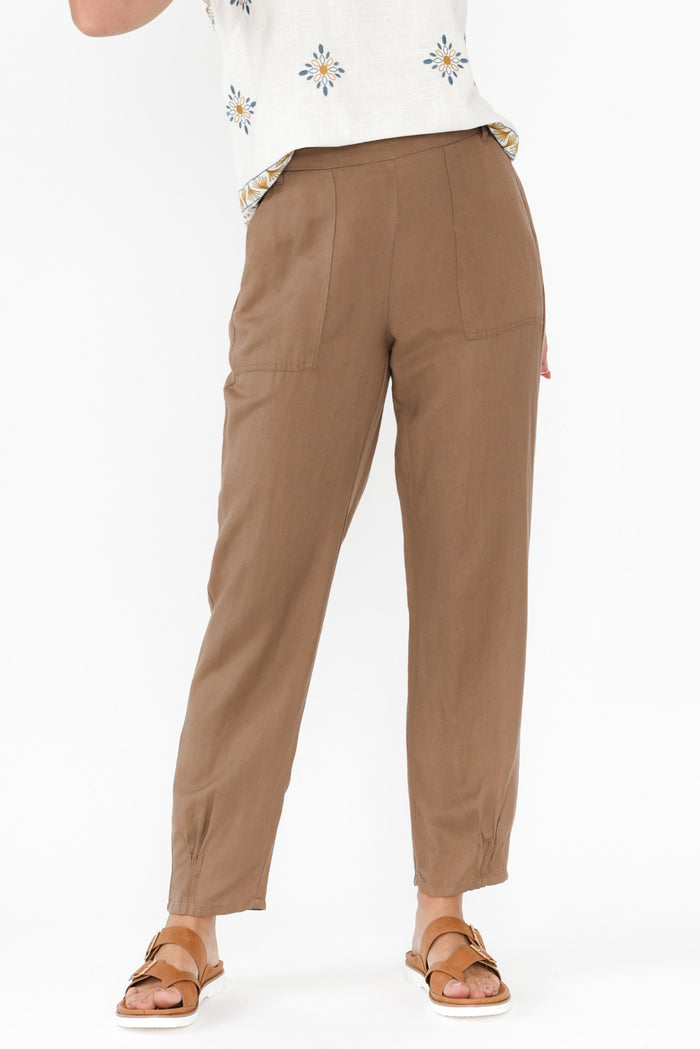 Manon Mocha Cropped Pants,Brunette model,alt text|model:MJ