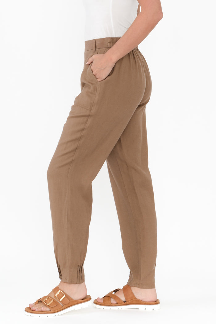 Manon Mocha Cropped Pants,Brunette model,alt text|model:MJ