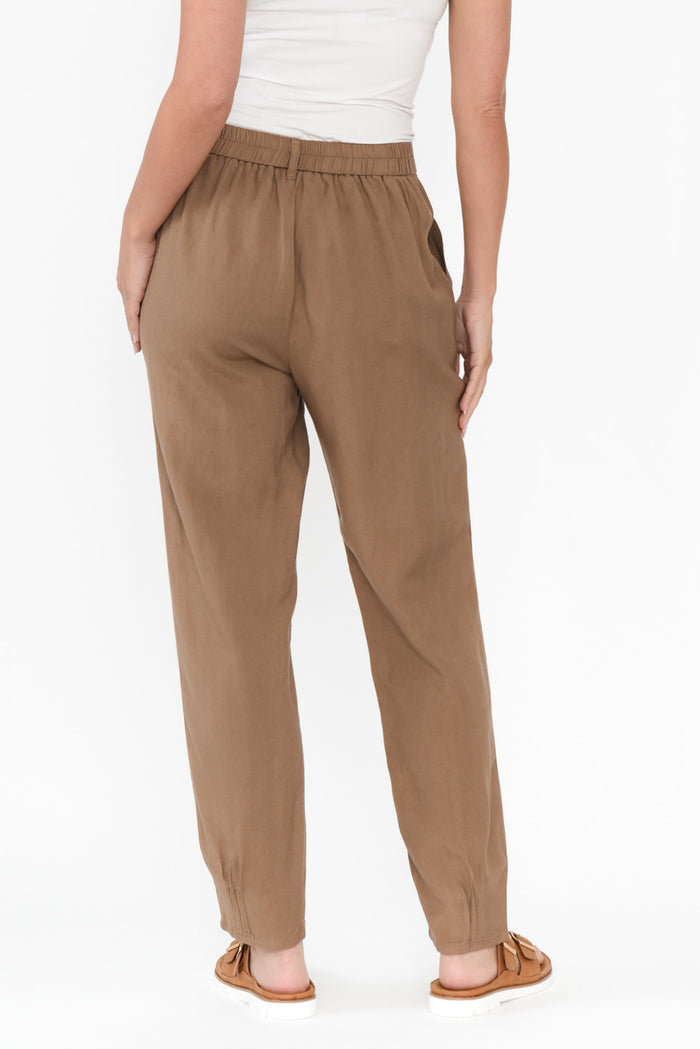 Manon Mocha Cropped Pants,Brunette model,alt text|model:MJ