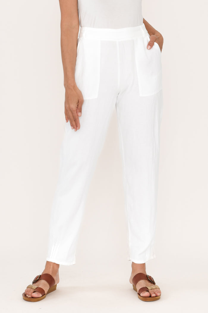 Manon White Cropped Pants,Brunette model,alt text|model:Cara