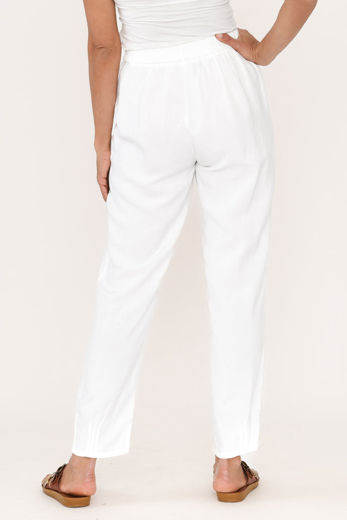 Manon White Cropped Pants,Brunette model,alt text|model:Cara