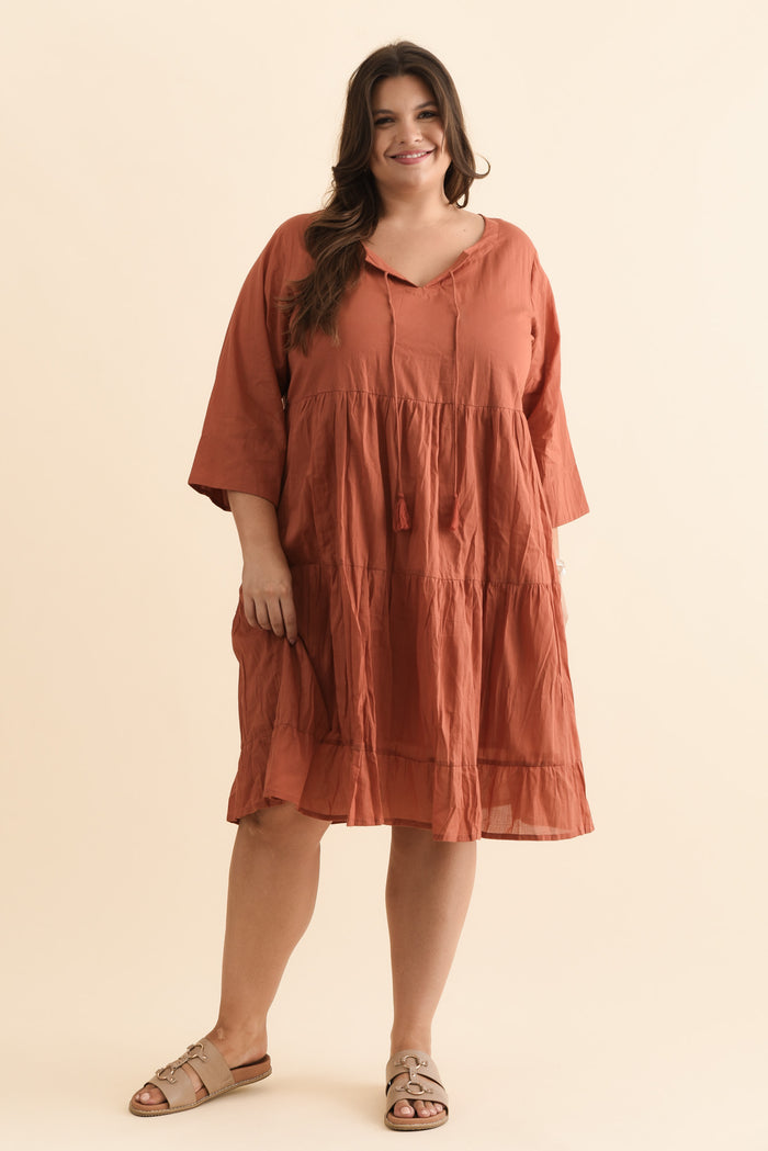 Milana Rust Crinkle Cotton Dress,Brunette model,plus-size,curve-dresses,plus-size-sleeved-dresses,plus-size-cotton-dresses,plus-size-summer-dresses,alt text|model:Gabby
