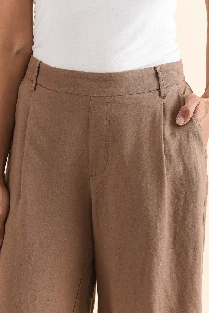 Minette Mocha Pocket Shorts,Detail,Brunette model,alt text|model:Cara