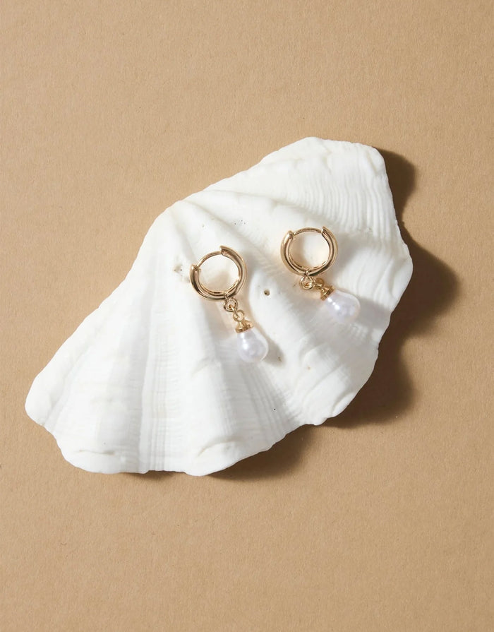 humble-heart-mini-pearl-huggie-earrings-gold