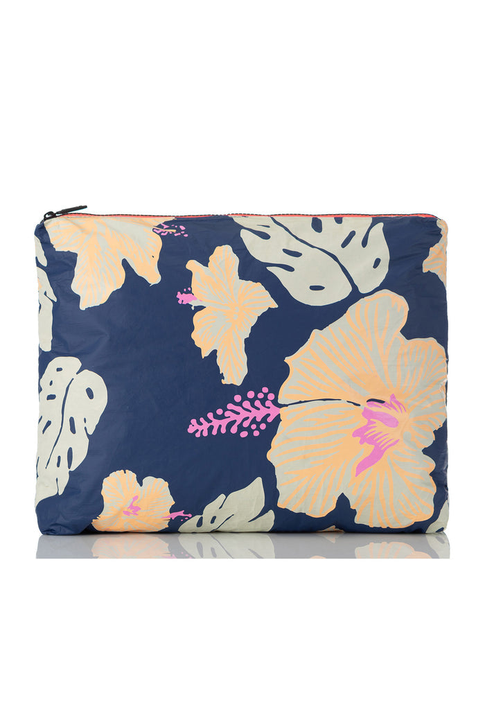 Navy Tropical Max Splash Proof Pouch,Brunette model,alt text|model:MJ