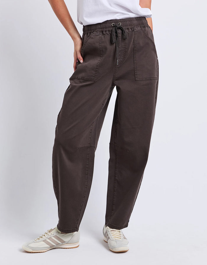 elm-quinn-barrel-jogger-chocolate-womens-clothing