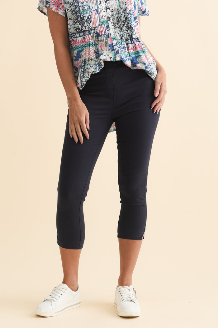 Reed Navy Stretch Cotton Capri Pants,Brunette model,alt text|model:MJ