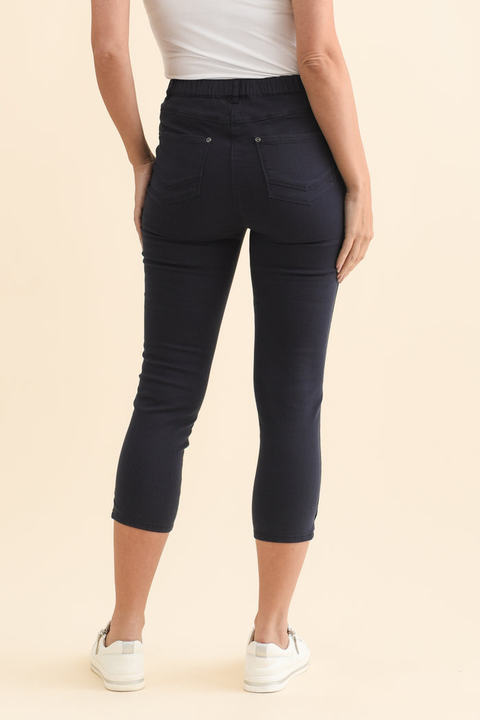 Reed Navy Stretch Cotton Capri Pants,Brunette model,alt text|model:MJ