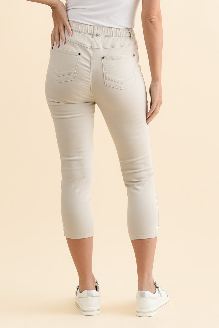 Reed Stone Stretch Cotton Capri Pants,Brunette model,alt text|model:MJ