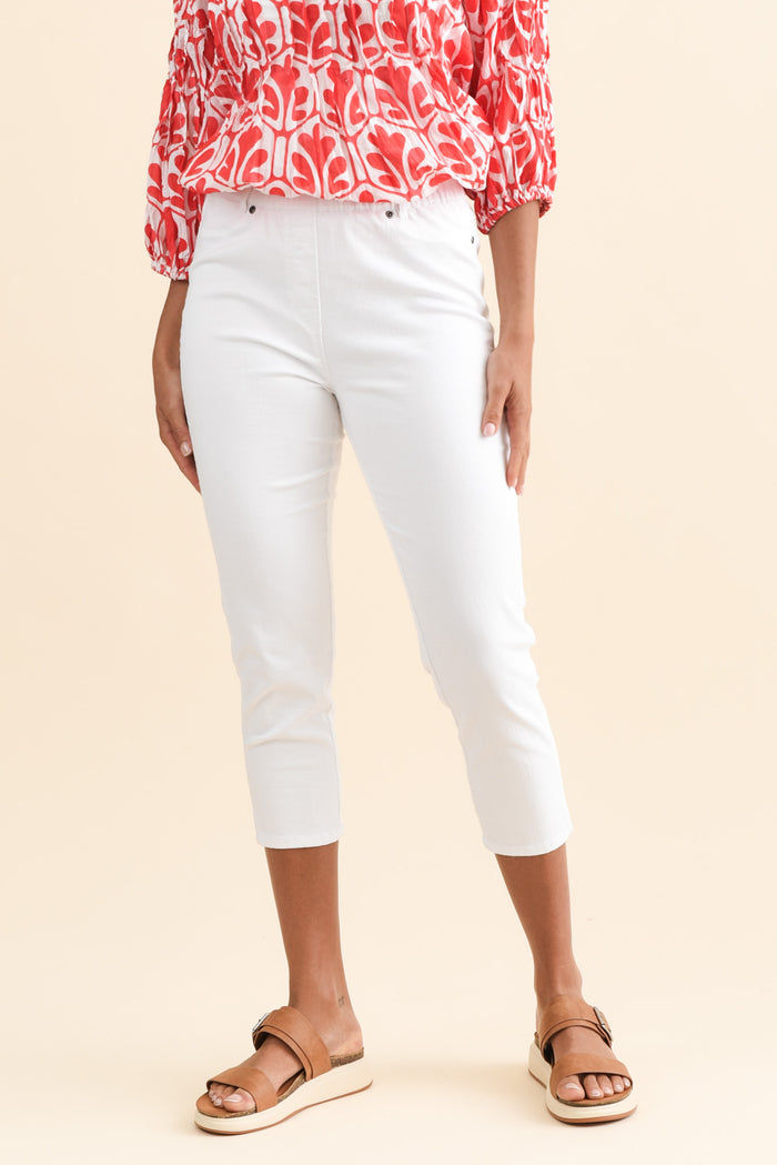 Reed White Stretch Cotton Capri Pants,Brunette model,alt text|model:Brontie