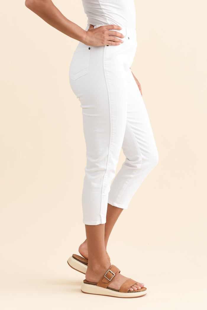 Reed White Stretch Cotton Capri Pants,Brunette model,alt text|model:Brontie