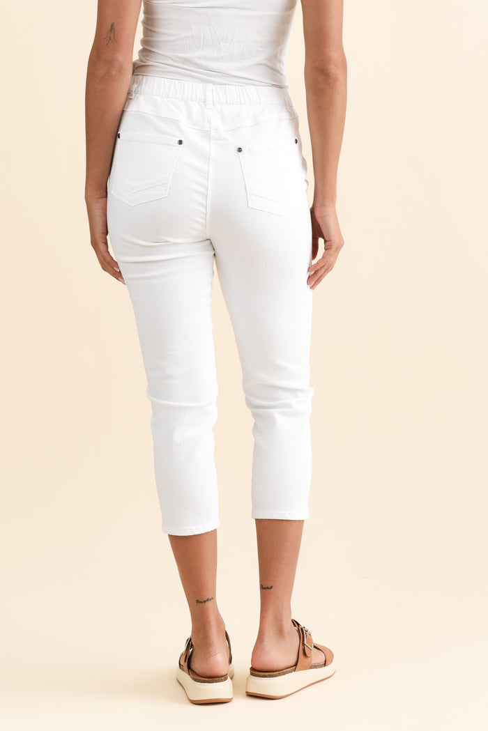 Reed White Stretch Cotton Capri Pants,Brunette model,alt text|model:Brontie