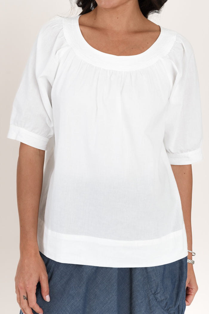 Rhea White Cotton Top,Brunette model,alt text|model:Brontie