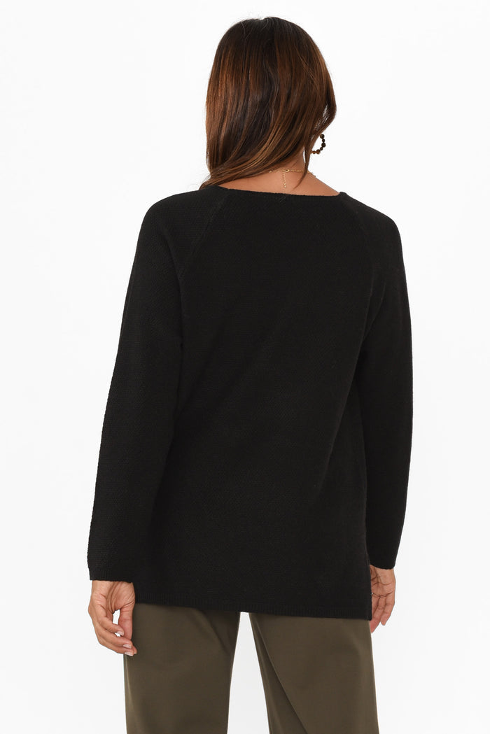 Sylvie Black Knit Jumper,Brunette model,plus-size,curve-tops,plus-size-sleeved-tops,plus-size-winter-clothing,plus-size-jumpers,alt text|model:Gabby