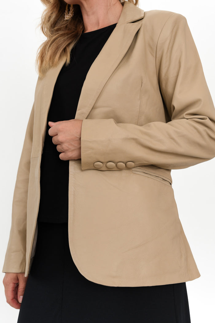 Vega Oat Leather Blazer,Blonde model,alt text|model:Valeria