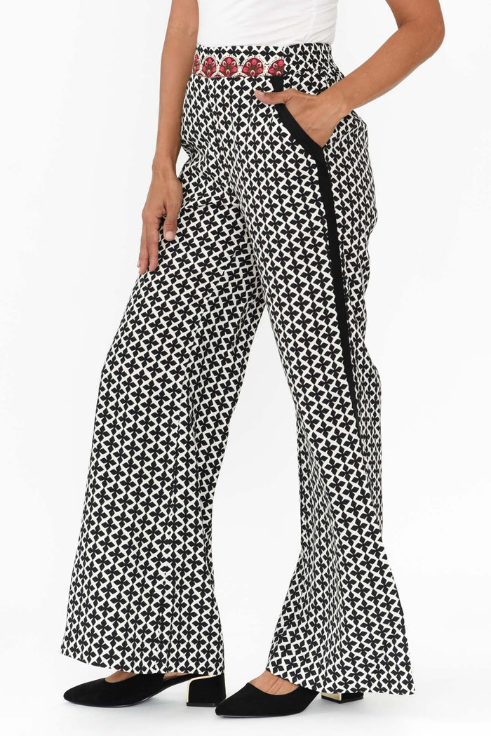 Willow Black Geo Wide Leg Pants,Brunette model,alt text|model:Cara