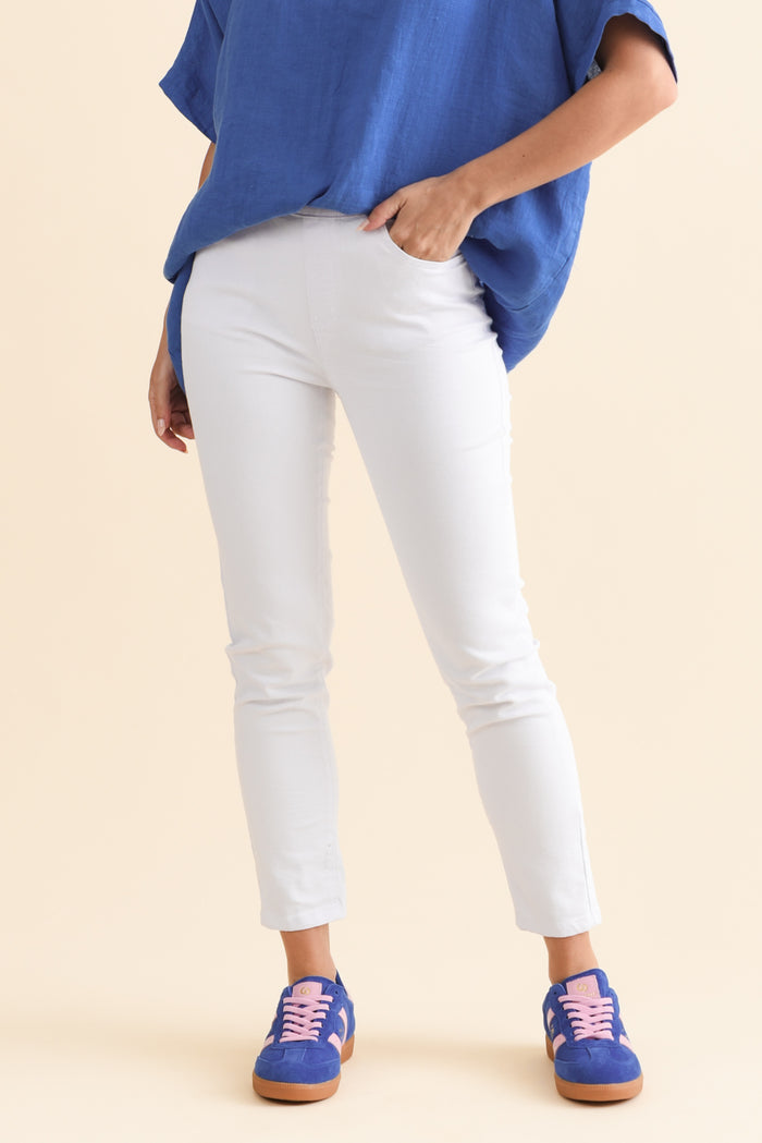Zadie White Stretch Jeans,Brunette model,alt text|model:MJ