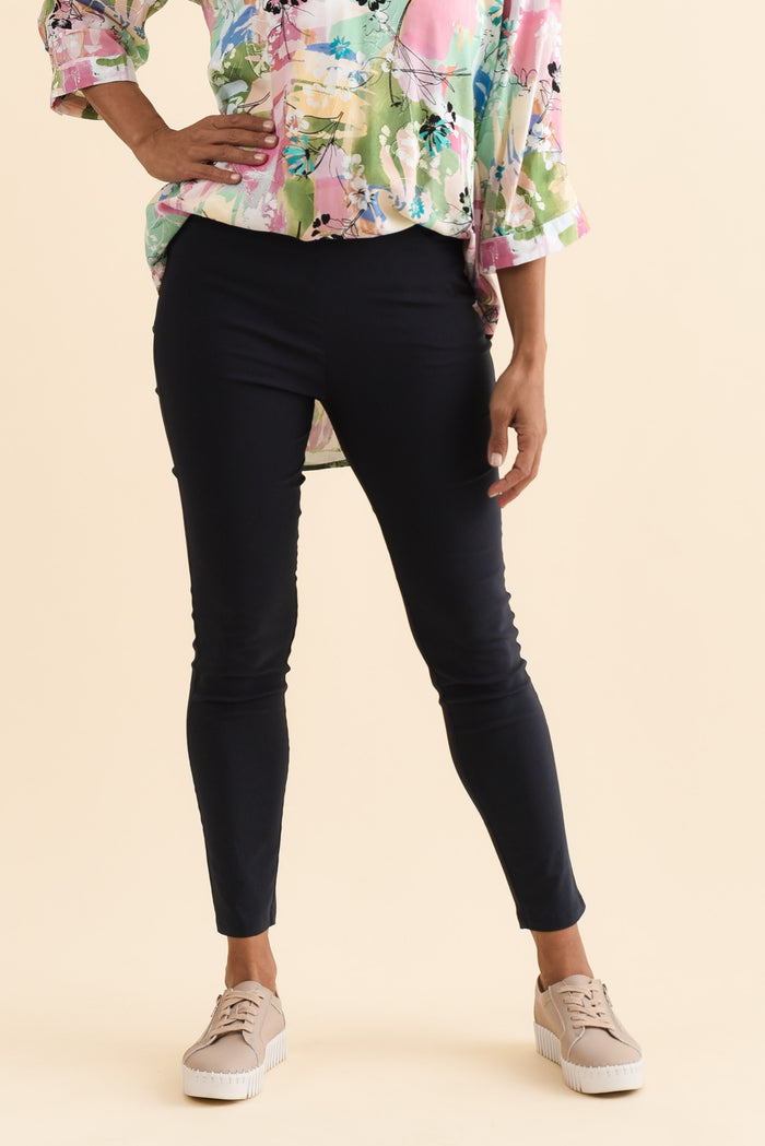 Zara Navy Stretch 7/8 Pants,Brunette model,alt text|model:Cara