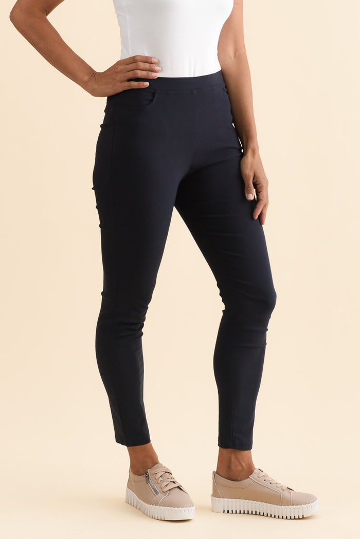 Zara Navy Stretch 7/8 Pants,Brunette model,alt text|model:Cara